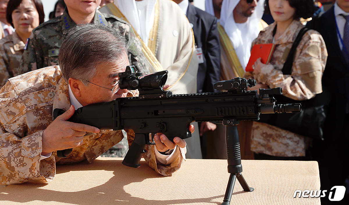 (서울=뉴스1) 송원영 기자 = 문재인 대통령이 27일(현지 시간) 아랍에미리트(UAE) 스웨이한의 군합동항공사령부에 주둔 중인 아크부대를 방문해 사격자세를 취하고 있다.(청와대 …