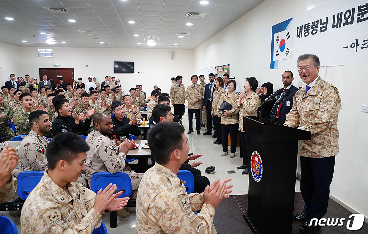 (서울=뉴스1) 송원영 기자 = 문재인 대통령이 27일(현지 시간) 아랍에미리트(UAE) 스웨이한의 군합동항공사령부에 주둔 중인 아크부대를 방문해 장병들과 간담회를 갖고 있다.(청 …