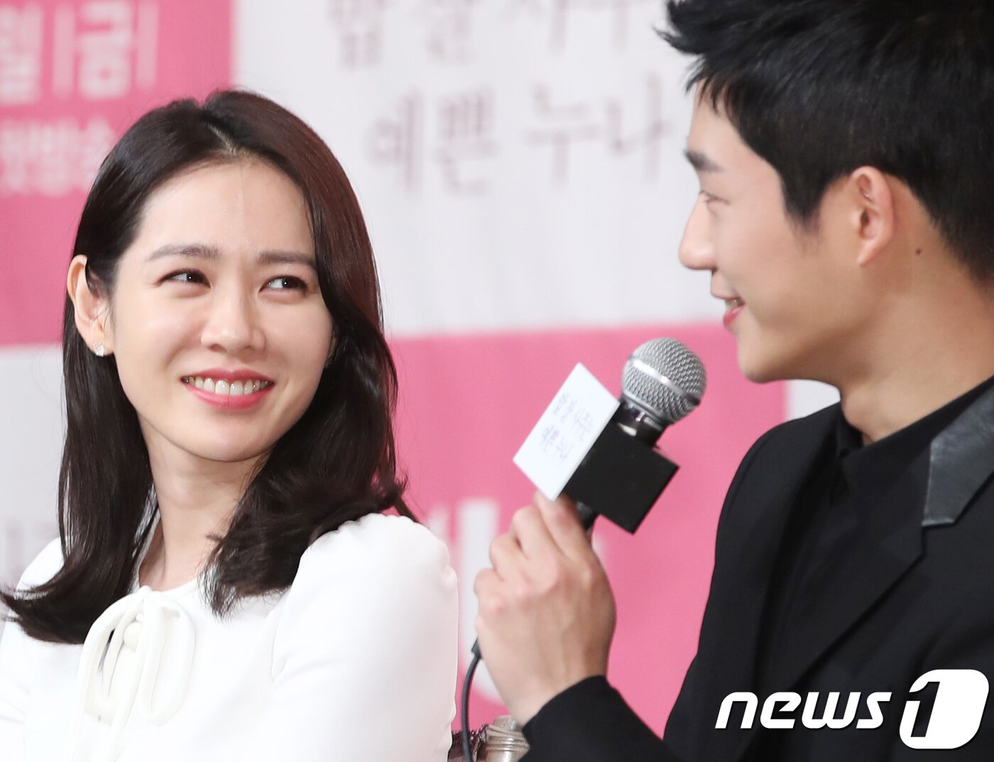 본문 이미지 - 배우 손예진이 28일 오후 서울 영등포 타임스퀘어에서 열린 JTBC 드라마 ‘밥 잘 사주는 예쁜 누나’ 제작발표회에 참석해 정해인(오른쪽)을 바라보고 있다. ‘밥 잘 사주는 예쁜 누나’는 그냥 아는 사이로 지내던 두 남녀 서준희(정해인 분), 윤진아(손예진 분)가 사랑에 빠지면서 그리는 '진짜 연애'에 대한 이야기를 담았다. 2018.3.28./뉴스1 ⓒ News1 권현진 기자