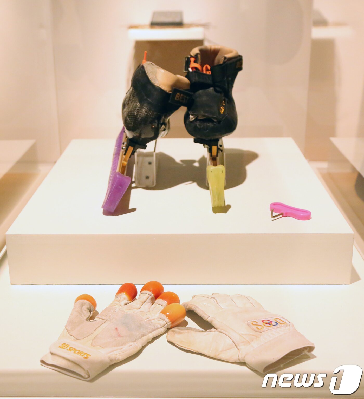 본문 이미지 - 29일 원주 뮤지엄 산(Museum SAN)이 '일상의 예술: 오브제' 특별전을 공개했다. 위 사진은 배우 송중기의 작품 '스케이트'의 모습.2018.3.29/뉴스1 ⓒ News1 이찬우 기자
