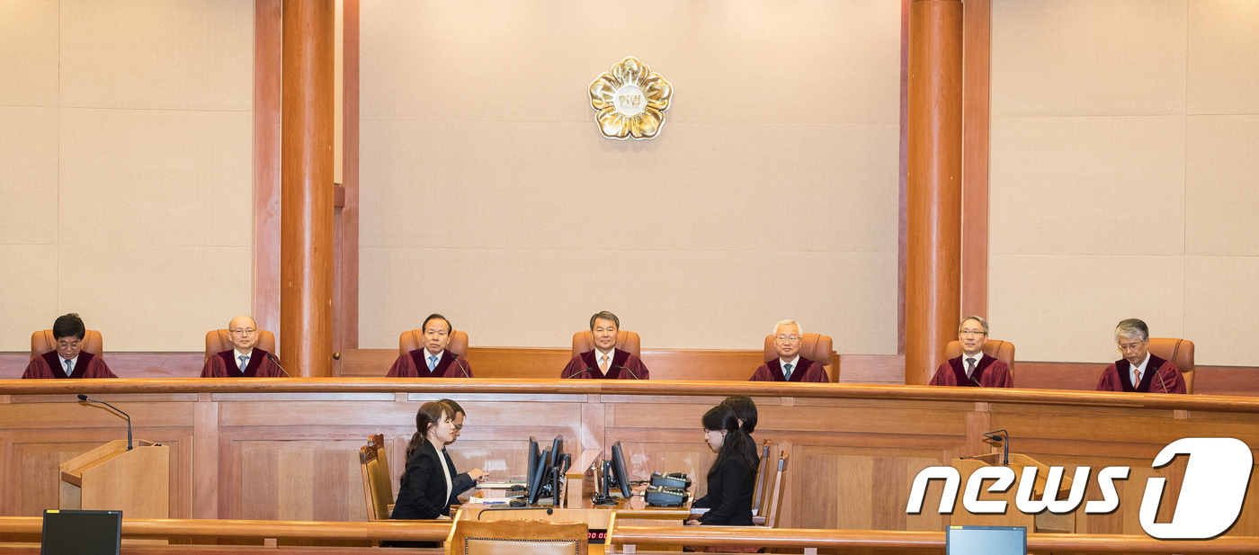 (서울=뉴스1) 유승관 기자 = 이진성 헌법재판소장을 비롯한 헌법재판관들이 29일 서울 종로구 헌법재판소에서 열린 국정교과서 교육부 고시 위헌확인 사건 및 폭스바겐 자동차 교체명령 …
