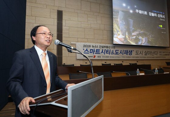 본문 이미지 - 황필재 LH 쿠웨이트사업단장이 29일 오후 서울 중구 대한상의회관에서 '스마트시티&도시재생' 도시 살아나다를 주제로 열린 2018 뉴스1 건설부동산포럼에서 주제발표를 하고 있다. 이번 포럼은 뉴스1이 주최하고 국토교통부, 한국토지주택공사, 주택도시보증공사, 대한건설협회, 한국주택협회, 대한주택건설협회, 건설공제조합, 한국감정원 등이 후원했다. 2018.3.29/뉴스1 ⓒ News1 박세연 기자