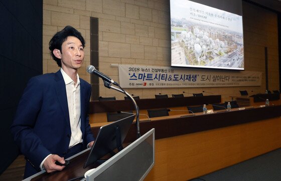본문 이미지 - 김헌욱 비홈랩 상무가 29일 오후 서울 중구 대한상의회관에서 '스마트시티&도시재생' 도시 살아나다를 주제로 열린 2018 뉴스1 건설부동산포럼에서 주제발표를 하고 있다. 이번 포럼은 뉴스1이 주최하고 국토교통부, 한국토지주택공사, 주택도시보증공사, 대한건설협회, 한국주택협회, 대한주택건설협회, 건설공제조합, 한국감정원 등이 후원했다. 2018.3.29/뉴스1 ⓒ News1 박세연 기자