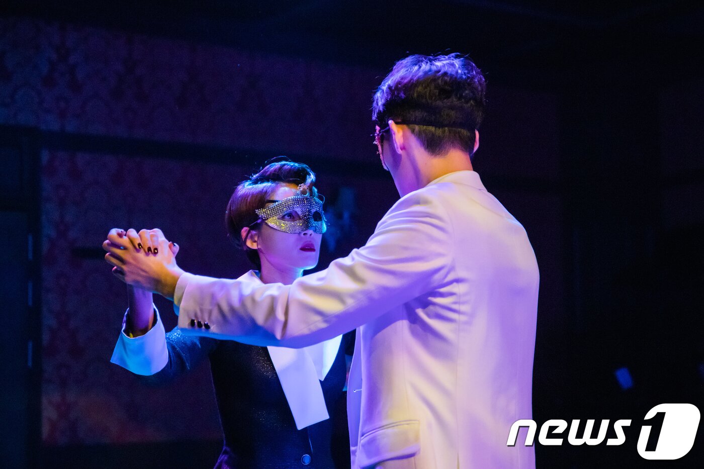본문 이미지 - 경찰서장의 외동딸 루시 역을 맡은 손지윤 배우(왼쪽)가 29일 서울 종로구 혜화동 홍대대학로아트센터 소극장에서 열린 연극 '카포네 트릴로지' 프레스콜에서 빈디치(김도빈)와 춤을 추고 있다. 지난 20일 서울 홍대대학로아트센터 소극장에서 개막한 연극 '카포네 트릴로지'는 오는 6월17일까지 이어진다. 2018.3.29/뉴스1 ⓒ News1 박정환 기자