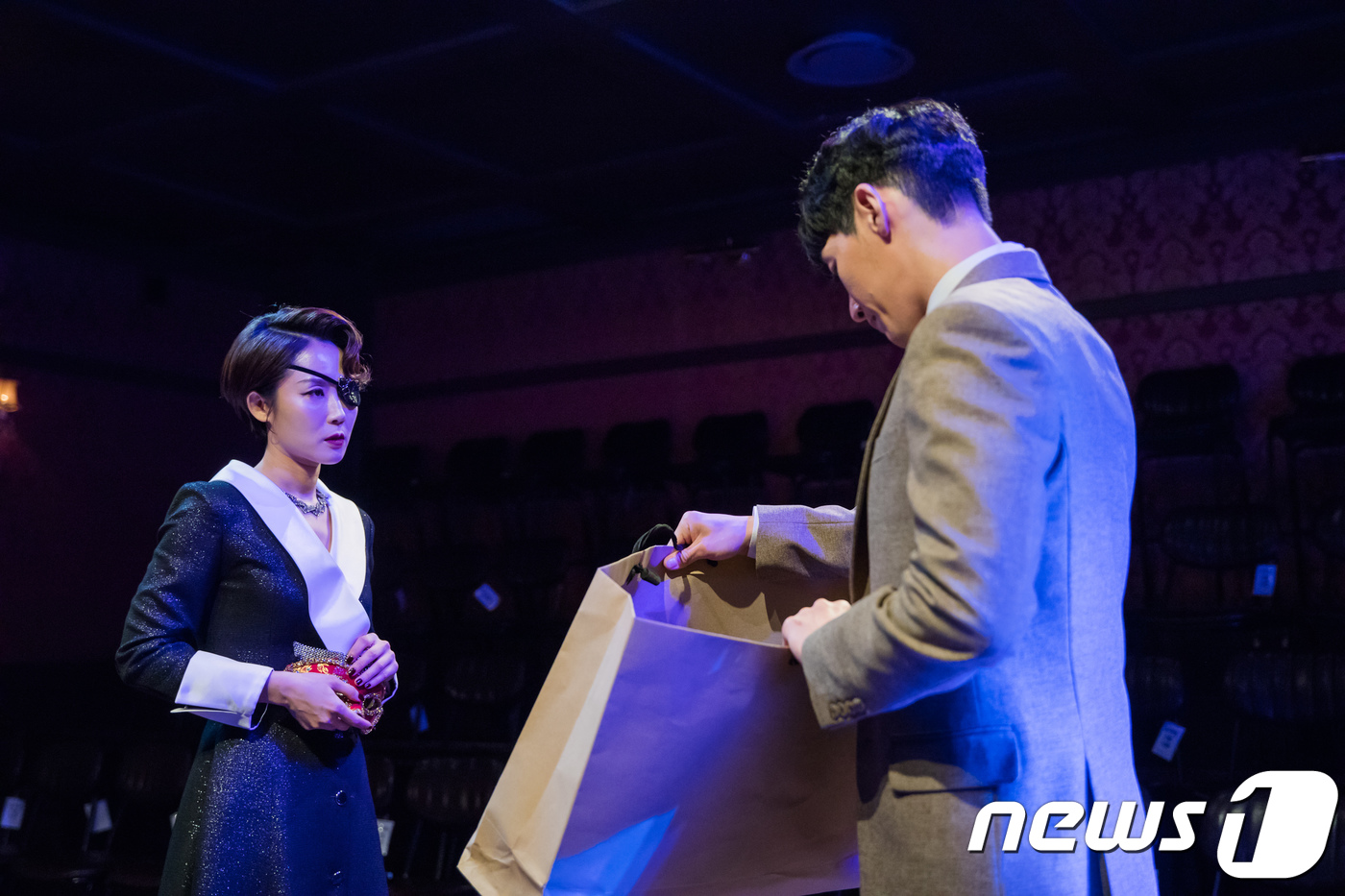 (서울=뉴스1) 박정환 기자 = 경찰서장의 외동딸 루시 역을 맡은 손지윤 배우(왼쪽)가 29일 서울 종로구 혜화동 홍대대학로아트센터 소극장에서 열린 연극 '카포네 트릴로지' 프레스 …