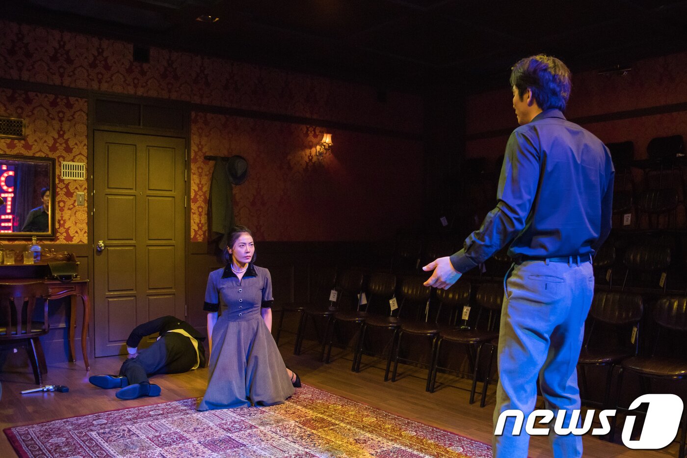 본문 이미지 - 조폭 두목의 아내 역을 맡은 최유하 배우(가운데)가 29일 서울 종로구 혜화동 홍대대학로아트센터 소극장에서 열린 연극 '카포네 트릴로지' 프레스콜에서 조폭두목 닉 니티(김종태, 오른쪽)에 맞서고 있다. 지난 20일 서울 홍대대학로아트센터 소극장에서 개막한 연극 '카포네 트릴로지'는 오는 6월17일까지 이어진다. 2018.3.29/뉴스1 ⓒ News1 박정환 기자