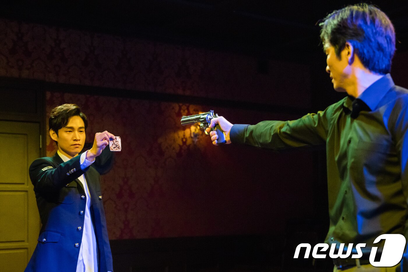 본문 이미지 - 폭발사고로 자녀를 잃은 마이클 역을 맡은 강정우 배우(왼쪽)가 29일 서울 종로구 혜화동 홍대대학로아트센터 소극장에서 열린 연극 '카포네 트릴로지' 프레스콜에서 조폭두목 닉 니티(김종태)를 찾아왔다. 지난 20일 서울 홍대대학로아트센터 소극장에서 개막한 연극 '카포네 트릴로지'는 오는 6월17일까지 이어진다. 2018.3.29/뉴스1 ⓒ News1 박정환 기자