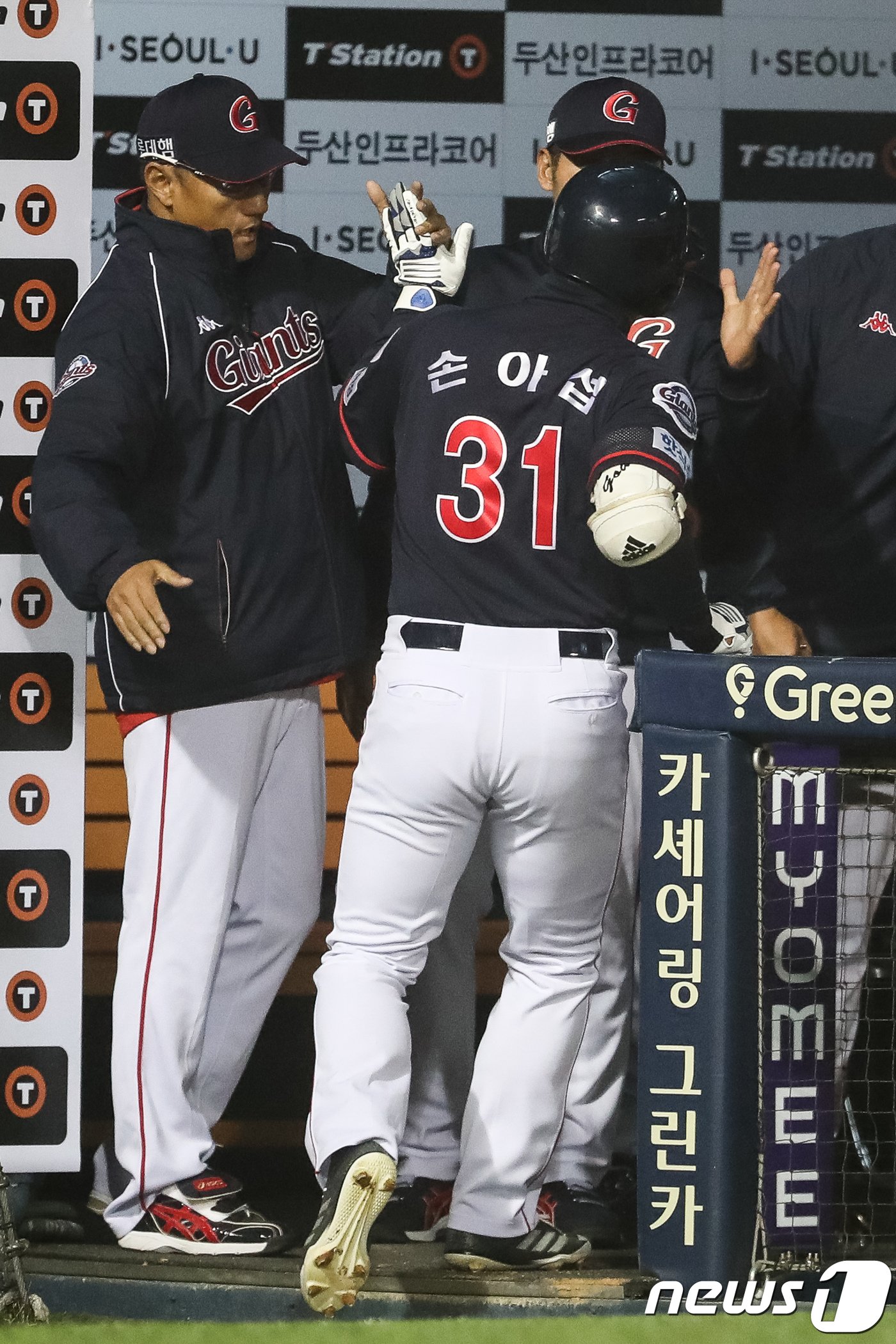 본문 이미지 - 롯데 손아섭이 29일 서울 잠실야구장에서 열린 2018 프로야구 신한은행 마이카 KBO리그 롯데 자이언츠와 두산 베어스의 경기 4회초 롯데 공격 무사 상황에서 솔로홈런을 날린 후 조원우 감독을 비롯한 동료들과 하이파이브하고 있다. 2018.3.29/뉴스1 ⓒ News1 유승관 기자