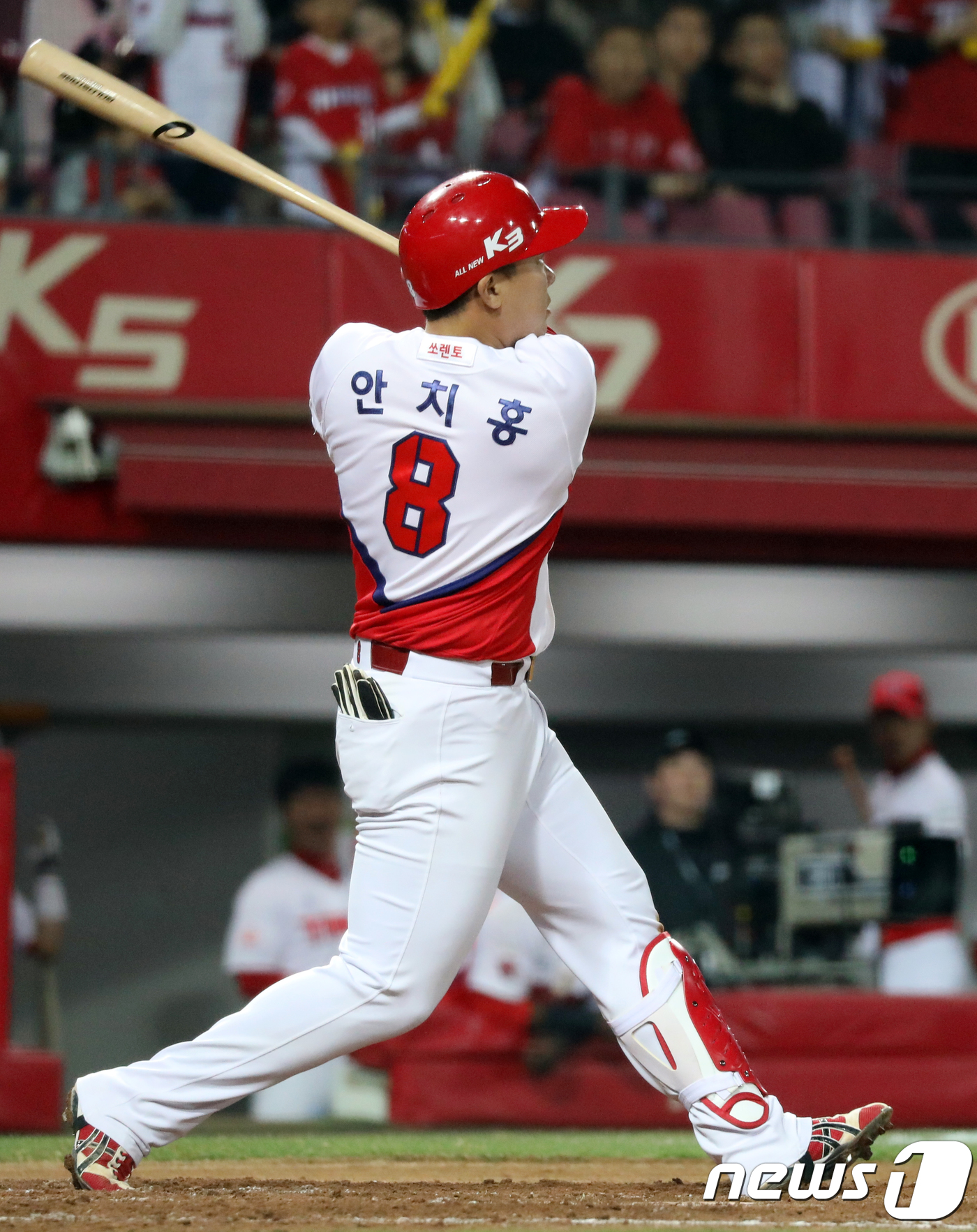 (광주=뉴스1) 한산 기자 = 29일 광주-KIA챔피언스필드에서 열린 KIA타이거즈와 삼성라이온즈의 시즌 3차전 7회말 KIA 공격에서 안치홍이 쓰리런 홈런을 치고 있다.2018. …
