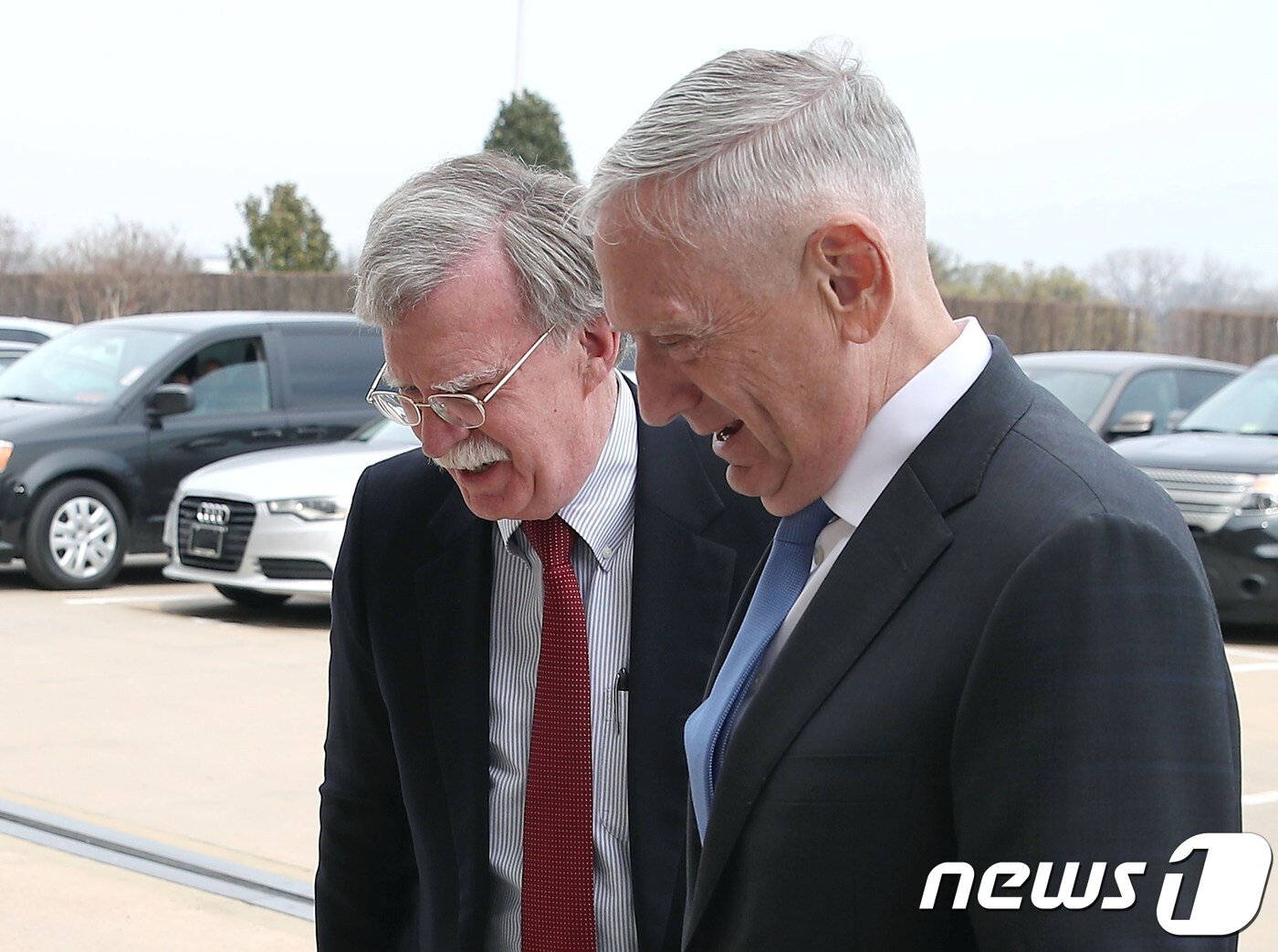 본문 이미지 - 제임스 매티스 미국 국방장관이 존 볼턴  국가안보 보좌관 내정자와 얘기를 나누고 있다.  ⓒ AFP=뉴스1 ⓒ News1 