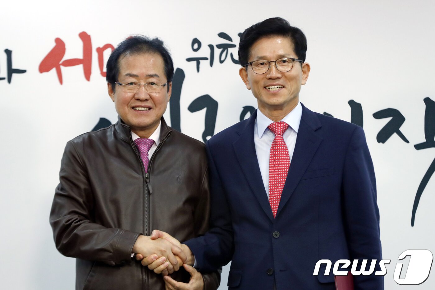 본문 이미지 - 홍준표 자유한국당 대표가 30일 오전 서울 여의도 당사에서 열린 사회주의 개헌저지 투쟁본부 위원장 임명장 수여식에서 김문수 위원장에게 임명장을 수여하고 있다. 2018.3.30/뉴스1 ⓒ News1 안은나 기자