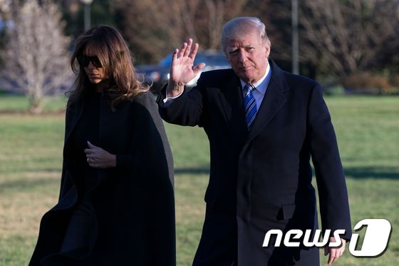 도널드 트럼프 미국 대통령이 3일 (현지시간) 부인 멜라니아 여사와 함께 워싱턴 백악관에 도착한 뒤 기자들에게 손을 흔들고 있다. © AFP=뉴스1 © News1 우동명 기자
