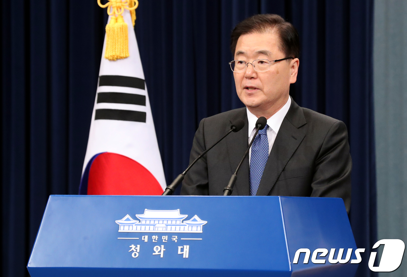 (서울=뉴스1) 이광호 기자 = 대북특별사절단 수석인 정의용 청와대 국가안보실장이 1박 2일 간의 방북을 앞두고 5일 오전 춘추관에서 "한반도 비핵화와 민족평화를 위한 문재인 대통 …