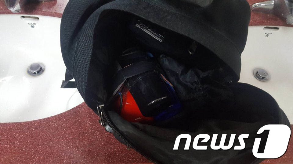 본문 이미지 - 대한애국당이 5일 오후 서울 영등포구 당사에 침입한 괴한으로부터 압수한 얼굴가리개를 공개하고 있다. &#40;대한애국당 제공&#41; 2018.3.5/뉴스1