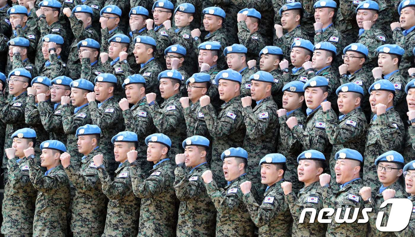 (인천=뉴스1) 황기선 기자 = 5일 인천 계양구 국제평화지원단 대연병장에서 열린 '한빛부대 9진 환송식'에서 파병 장병들이 파이팅을 외치고 있다.280여 명으로 구성된 한빛부대 …