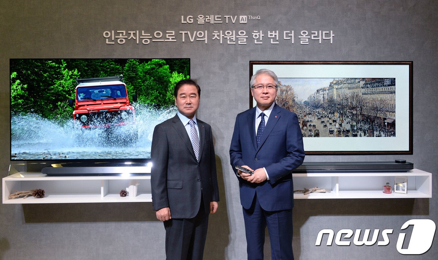 본문 이미지 - 최상규 LG전자 한국영업본부장 사장(가운데)이 'LG 올레드 TV AI ThinQ(씽큐)'를 소개하고 있다. (LG전자 제공)/뉴스1