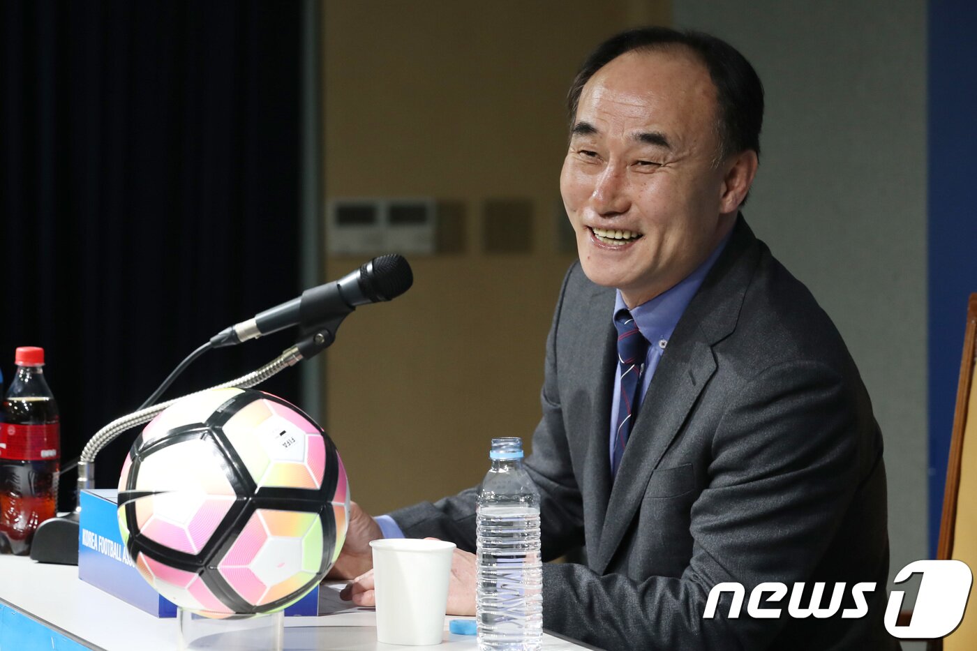 본문 이미지 - 김학범 신임 대한민국 U-23 축구 대표팀 감독이 5일 오후 서울 종로구 축구회관에서 기자회견을 갖고 취임 소감을 밝히고 있다. 2018.3.5/뉴스1 ⓒ News1 임세영 기자