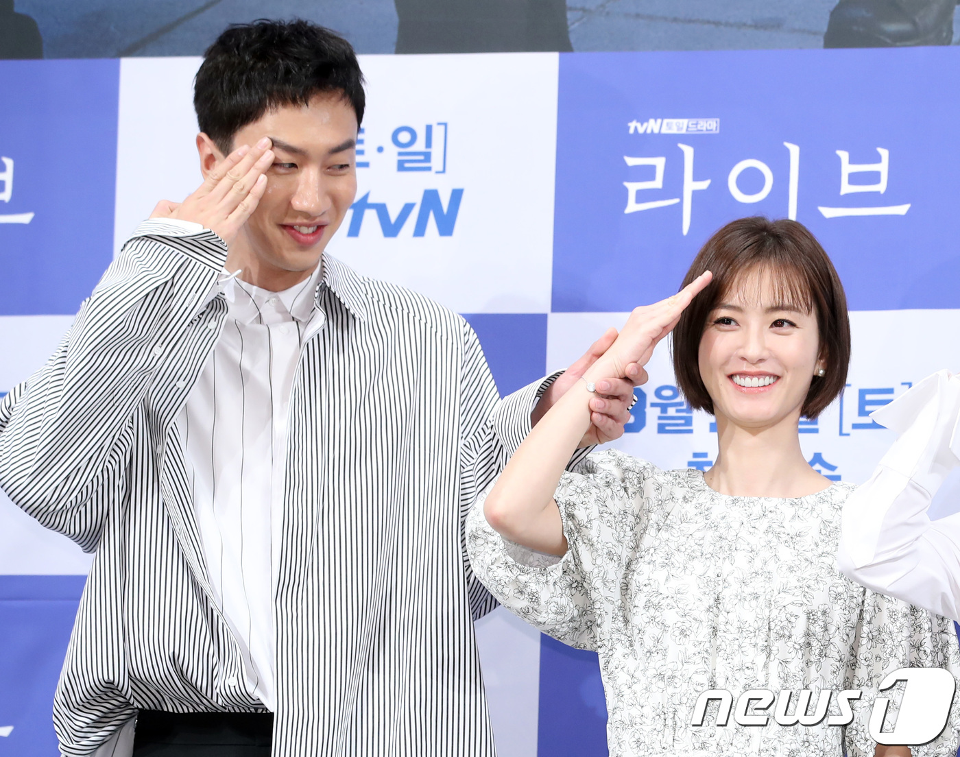 (서울=뉴스1) 권현진 기자 = 배우 이광수(왼쪽)가 6일 오후 서울 논현동 임피리얼팰리스 호텔에서 열린 tvN 드라마 ‘라이브’ 제작발표회에 참석해 정유미의 경례 포즈를 잡아주며 …