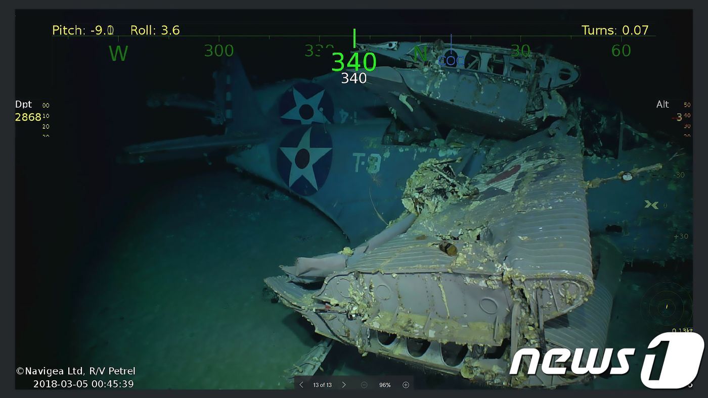 본문 이미지 - 제2차 세계대전 당시 호주 동부 산호해에 침몰한 미군 항공모함 '렉싱턴'에 실려 있던 함재기의 날개와 동체 촬영 영상. ⓒ AFP=뉴스1