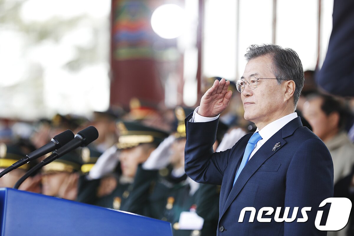 본문 이미지 - 문재인 대통령이 2018년 3월6일 서울 노원구 육군사관학교 화랑연병장에서 열린 제74기 졸업 및 임관식에서 거수경례를 하고 있다. (청와대 제공) 2018.3.6/뉴스1 ⓒ News1 김명섭 기자