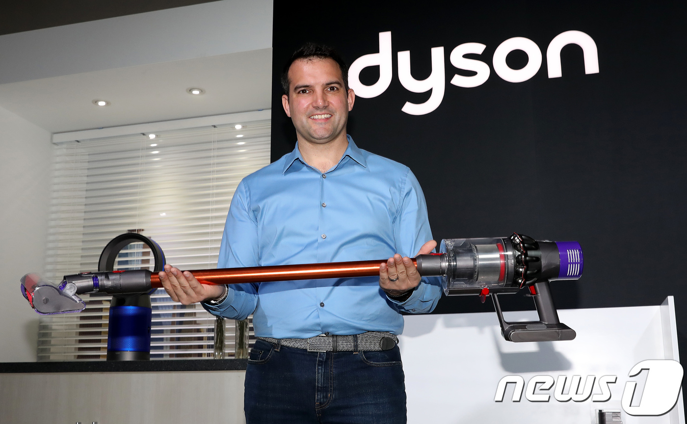 (서울=뉴스1) 박지혜 기자 = 존 처칠 다이슨 무선·로봇청소기 사업부 부사장이 7일 서울 강남구 K현대미술관에서 열린 다이슨, 2018 미디어 컨퍼런스에서 새롭게 출시한 무선청소 …