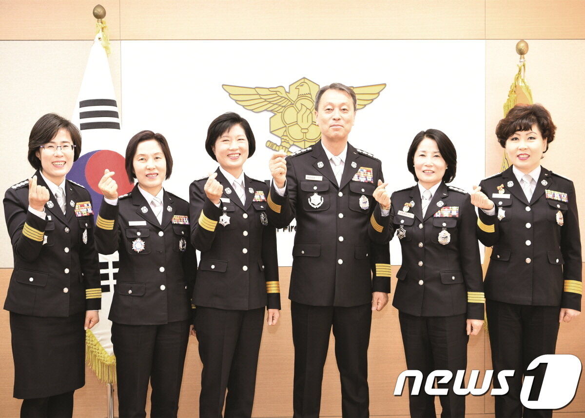본문 이미지 - 조종묵 소방청장(오른쪽 세번째)이 7일 오전 정부세종2청사에서 여성 소방서장과 여성 소방공무원 복지정책에 대해 간담회를 한 후 기념촬영을 하고 있다. (소방청 제공) 2018.3.8/뉴스1
