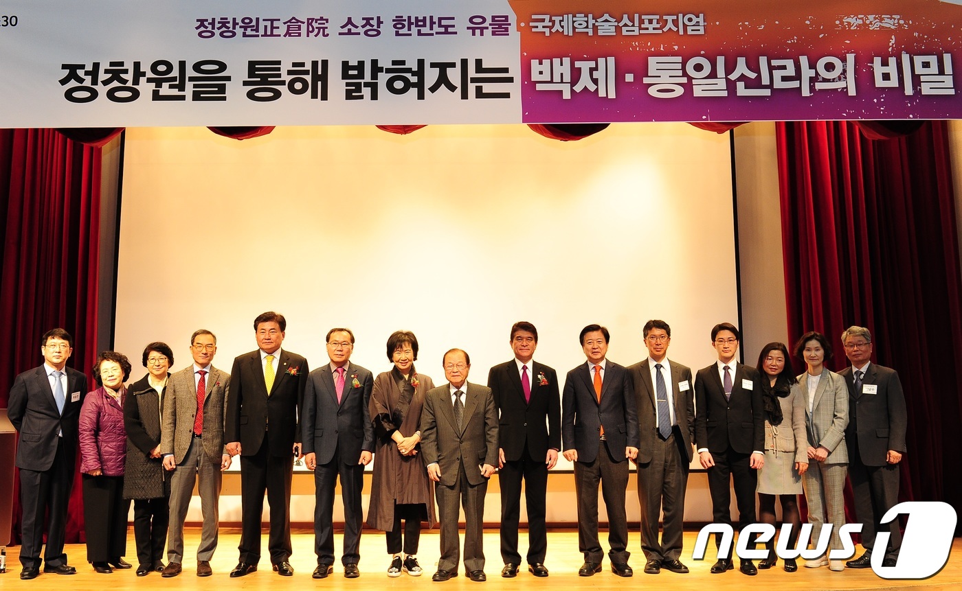 (서울=뉴스1) = 김종진 문화재청장(왼쪽 여섯 번째)과 손혜원 더불어민주당 의원(왼쪽 일곱 번째) 등이 7일 서울 용산구 국립중앙박물관에서 열린 일본 ‘정창원(正倉院)’ 소장 한 …