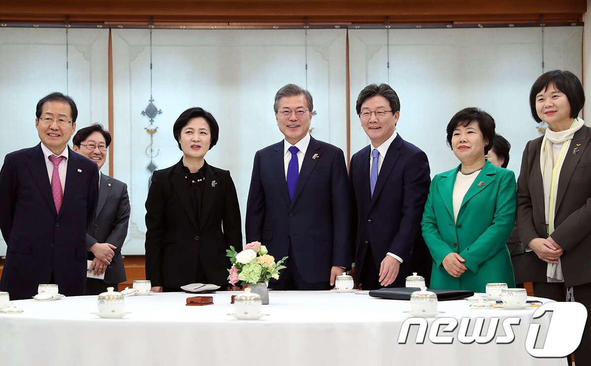 본문 이미지 - 문재인 대통령이 7일 청와대에서 여야 5당 대표 초청 오찬 회동에 앞서 기념촬영을 하고 있다. (청와대 제공)2018.3.8/뉴스1 ⓒ News1 김명섭 기자