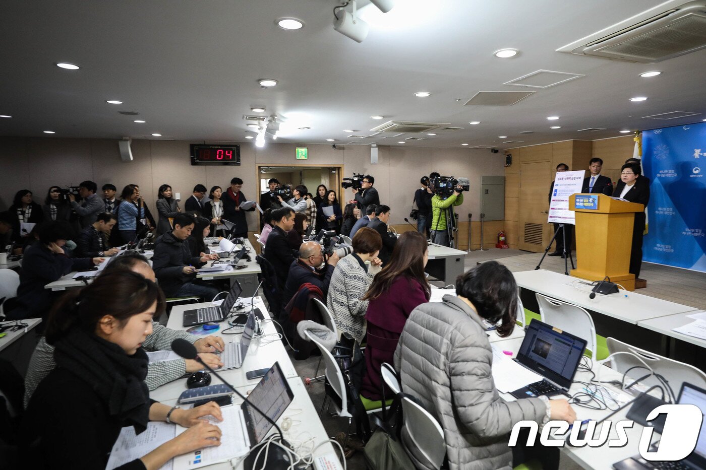 본문 이미지 - 정현백 여성가족부 장관이 8일 오전 서울 종로구 정부서울청사에서 열린 성폭력 종합대책 발표 기자회견에서 직장 및 문화계 성희롱 및 성폭력 근절 대책을 발표하고 있다.ⓒ News1 성동훈 기자