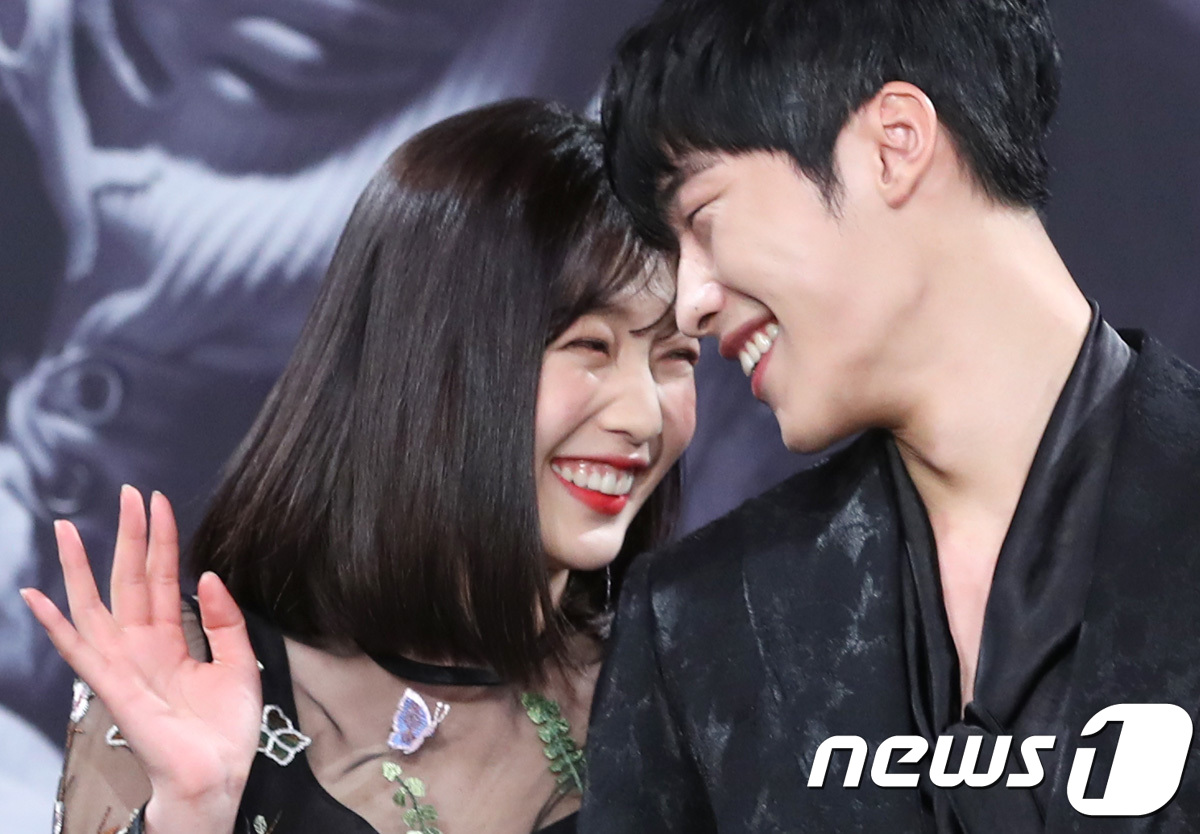 (서울=뉴스1) 권현진 기자 = 배우 박수영(레드벨벳 조이), 우도환이 8일 오후 서울 상암 MBC에서 열린 MBC 새 월화드라마 ‘위대한 유혹자’ 제작발표회에 참석해 포즈를 취하 …