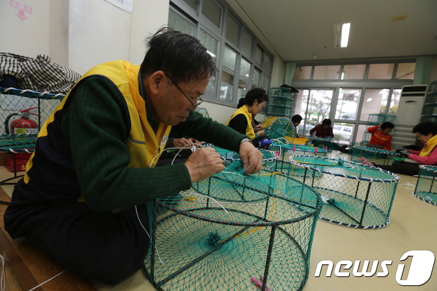 본문 이미지 - 해남군이 노인일자리 사업으로 마련한 통발제작 일자리 참여 모습.(해남군 제공)/뉴스1 ⓒ News1