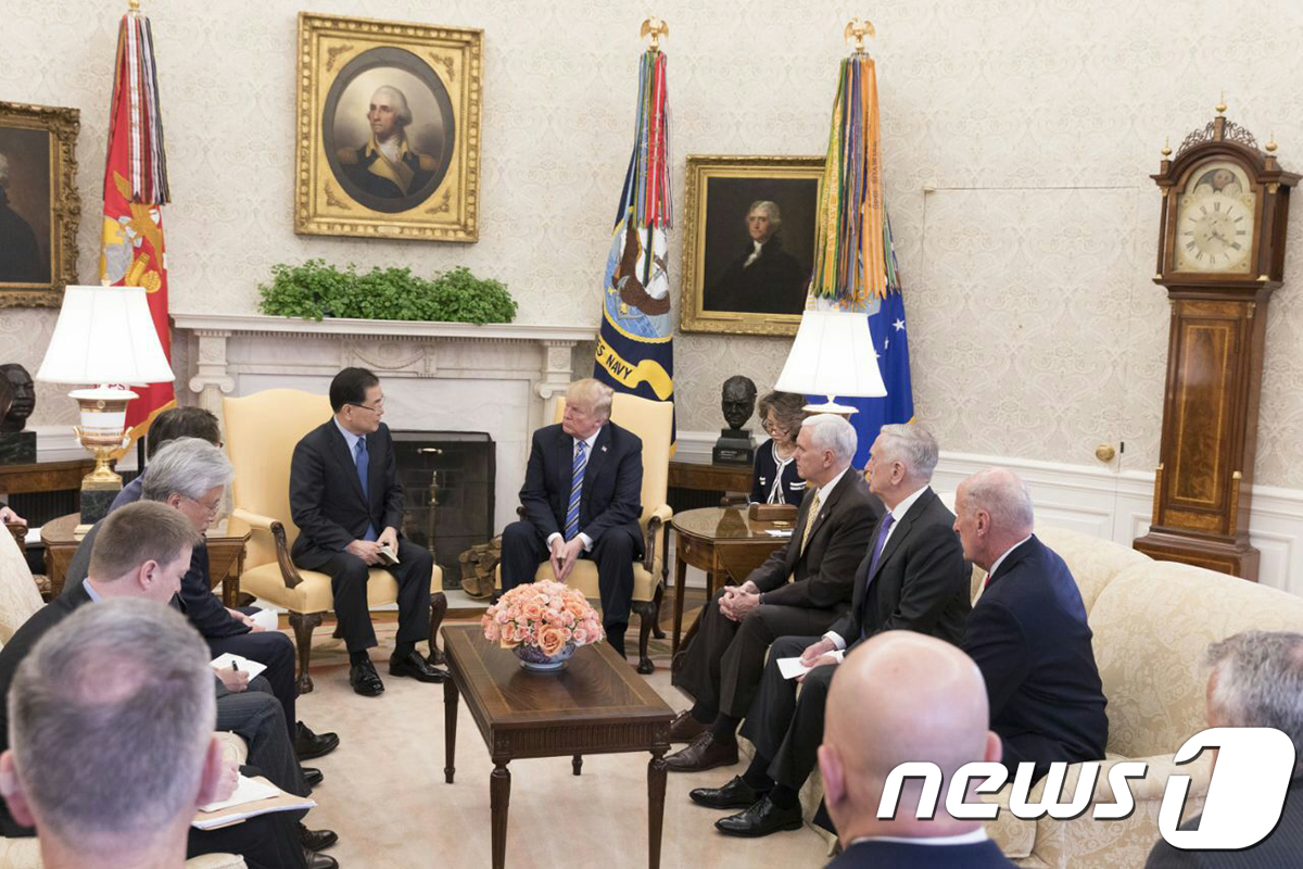 (서울=뉴스1) 김명섭 기자 = 문재인 대통령의 대북 특별사절 대표단으로 방북했던 정의용 청와대 국가안보실장이 8일(현지시간) 미국 워싱턴 백악관에서 도널드 트럼프 미 대통령과 면 …
