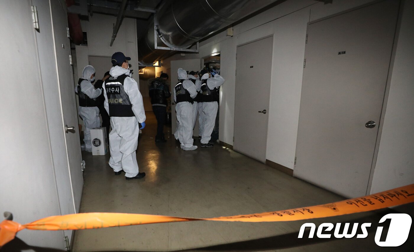 본문 이미지 - 경찰 과학수사 요원들이 9일 성추행 의혹을 받아온 배우 조민기씨가 숨진 채 발견된 서울 광진구 구의동 한 오피스텔 지하주차장에서 현장 감식을 하고 있다. 경찰에 따르면 조씨는 신고를 받고 출동한 119구급대에 의해 병원으로 옮겨졌지만 최종 사망 진단을 받았다. 2018.3.9/뉴스1 ⓒ News1 박지수 기자