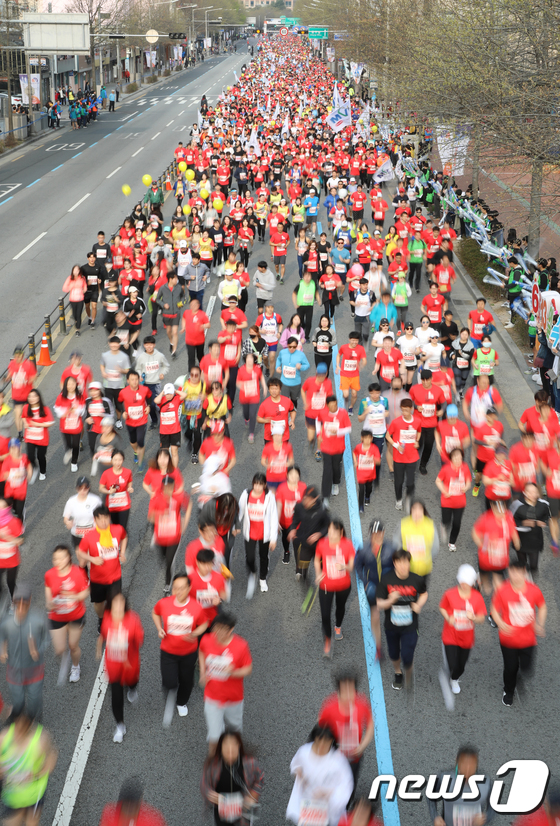 대구국제마라톤대회가 4월7일 1만6000여명이 참가한 가운데 열린다. 사진은 지난해 대회 모습/2018.4.1/뉴스1 © News1 공정식 기자