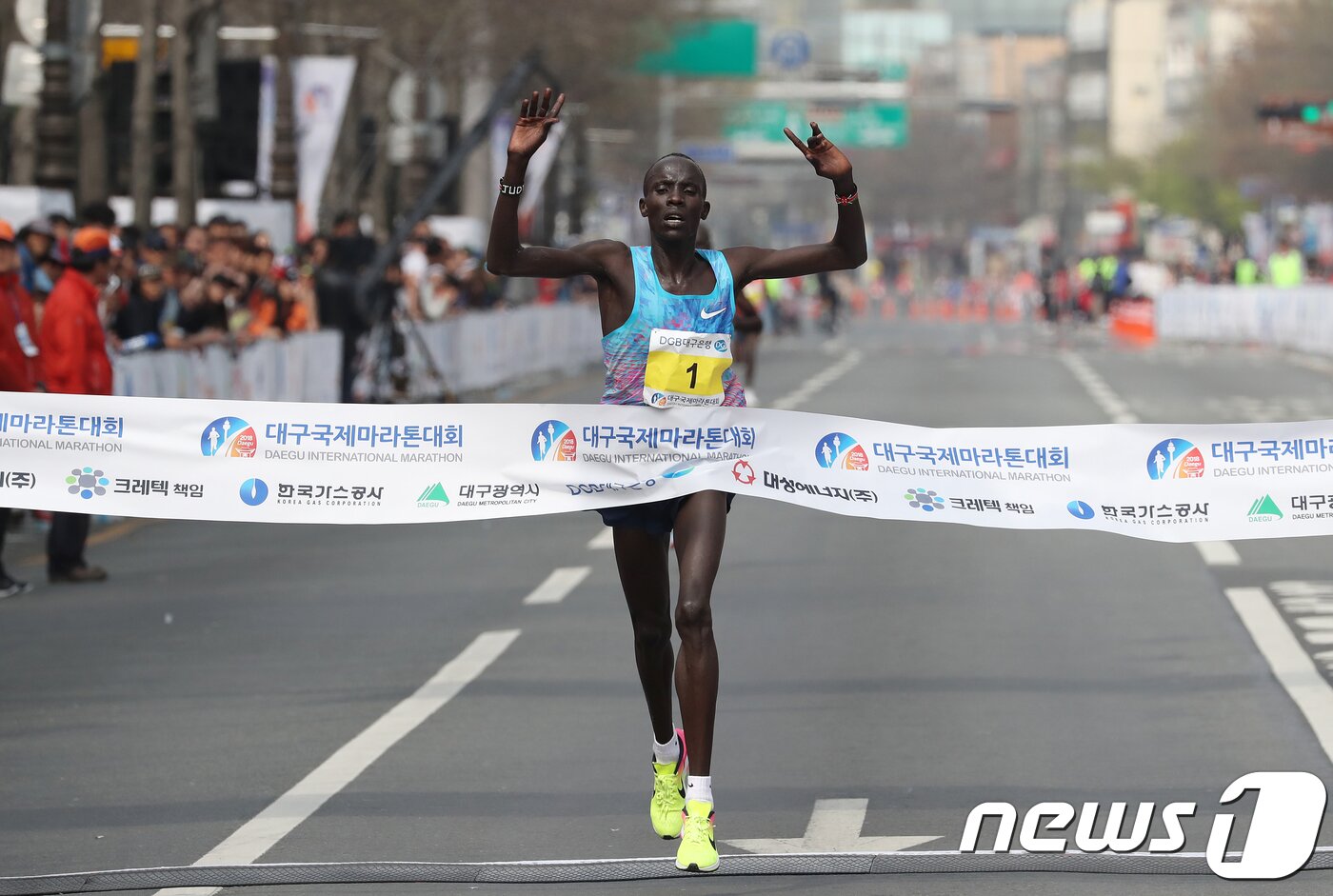 본문 이미지 - 아브라함 킵툼(Abraham KIPTUM·케냐·28)이 1일 오전 대구 도심에서 열린 ‘2018 대구국제마라톤대회’에서 2시간6분29초6의 기록으로 1위를 차지하며 결승선을 통과하고 있다. 2018.4.1/뉴스1 ⓒ News1 공정식 기자