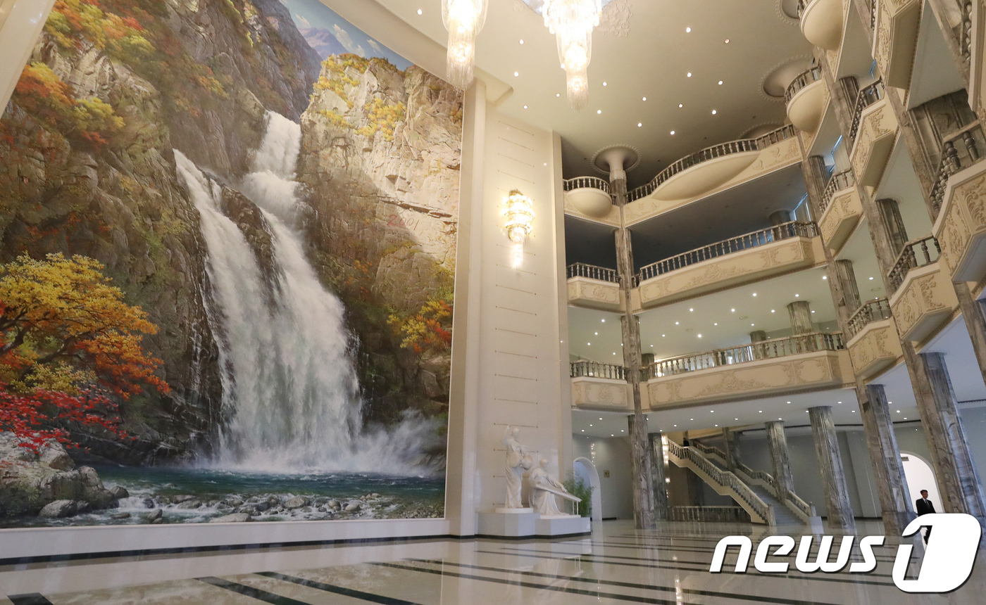 (평양=뉴스1) 평양공연 사진공동취재단 = 1일 오후 남북평화 협력기원 남측예술단이 공연을 펼칠 평양 동평양대극장 로비. 2018.4.1/뉴스1