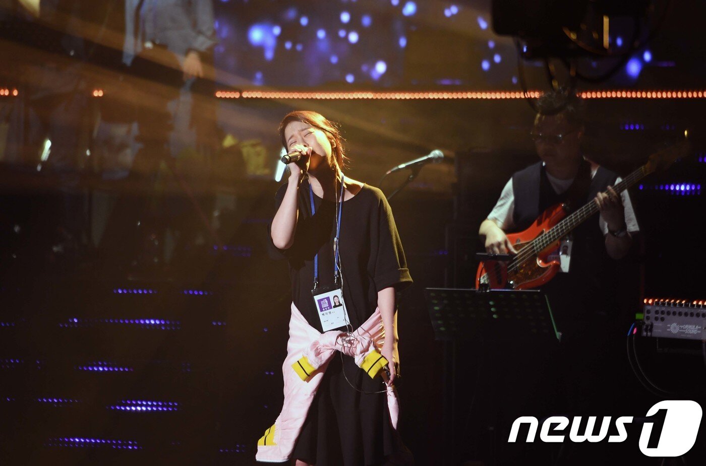 본문 이미지 - 남북평화 협력기원 남측예술단 백지영이 2018년 4월 1일 평양 동평양대극장에서 공연을 앞두고 가진 리허설에서 '총맞은 것 처럼'을 열창하고 있다. ⓒ News1 평양공연 사진공동취재단