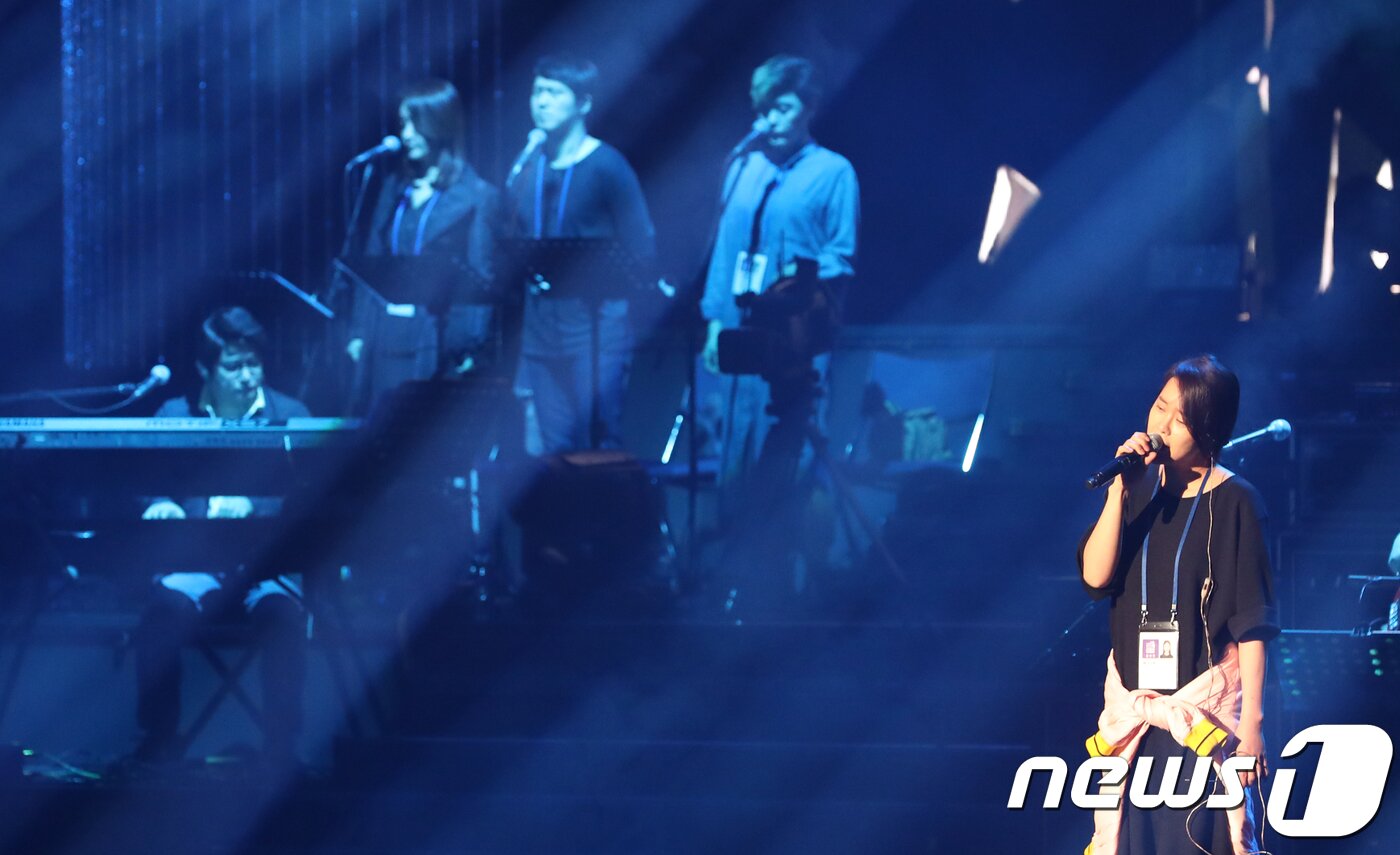 본문 이미지 - 1일 오후 평양 동평양대극장에서 '봄이 온다'라는 주제로 열린 '남북평화협력기원 남측예술단 평양공연' 리허설에서 백지영이 열창하고 있다. 2018.4.1/뉴스1 ⓒ News1 평양공연 사진공동취재단