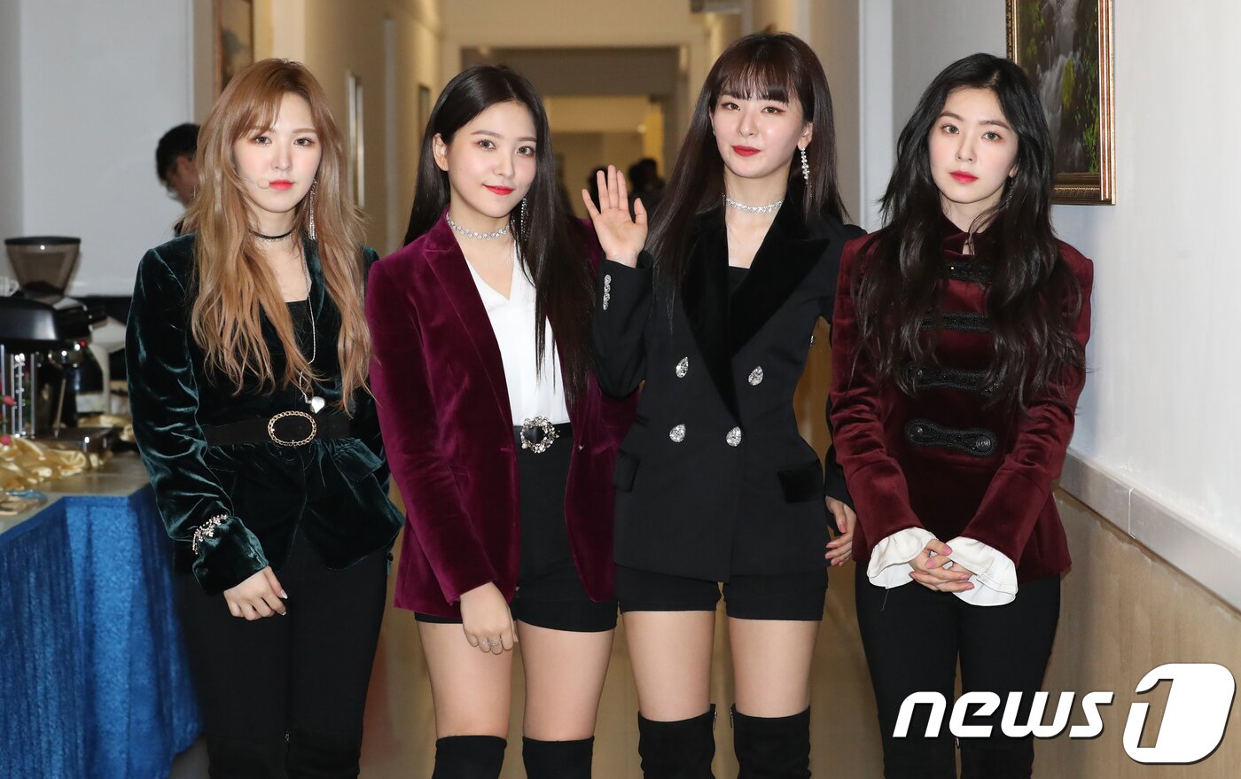 본문 이미지 - 1일 오후 평양 동평양대극장에서 '봄이 온다'라는 주제로 열린 '남북평화협력기원 남측예술단 평양공연'에서 레드밸벳이 열창을 마친 뒤 밝은 표정을 하고 있다. 2018.4.1/뉴스1 ⓒ News1 평양공연 사진공동취재단