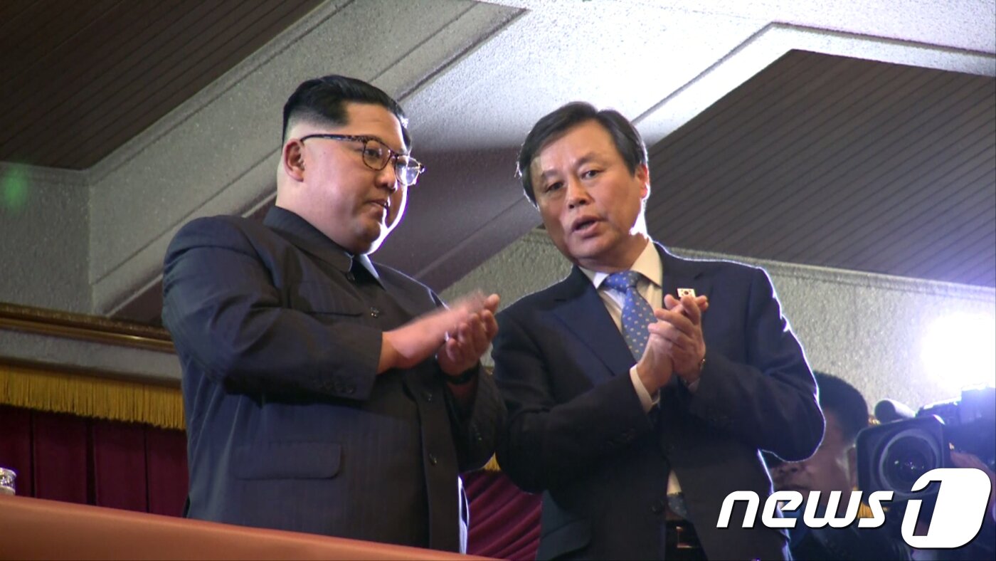 본문 이미지 - 김정은 북한 노동당위원장(왼쪽)이 1일 평양 동평양대극장에서 열린 남북평화협력기원 남측예술단 평양공연에 참석해 도종환 문체부장관과 대화하고 있다.2018.4.1/뉴스1 ⓒ News1 평양공연 사진공동취재단