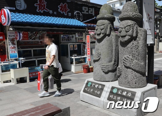 10일 옛 바오젠거리가 누웨마루로 명칭이 바꼈는데도 돌하르방 모형의 바오젠거리 표식판이 그대로 남아 있다. 2018.04.10/뉴스1 © News1