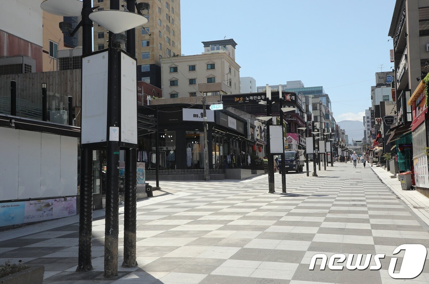 본문 이미지 - 10일 제주시 연동 누웨마루거리(옛 바오젠거리) 일대 모습.  거리 곳곳 설치물들이 수개월째 이렇다할 옷을 입지 못한 채 방치돼 있다. 2018.04.10/뉴스1 ⓒ News1