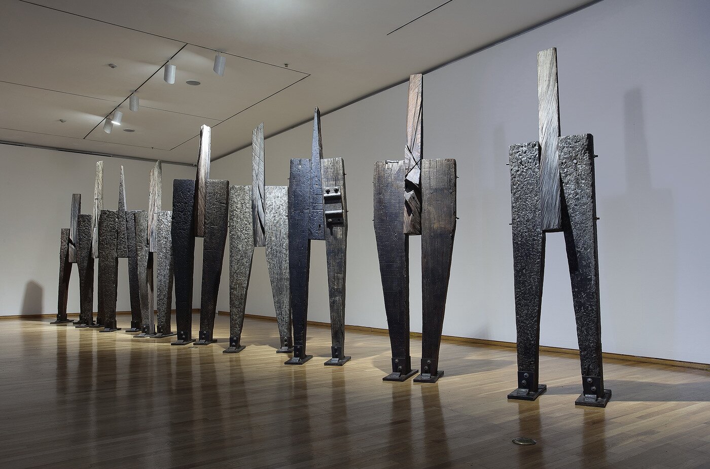 본문 이미지 - 정현, 무제 Untitled, 2015, 침목, 300x75x25cm.(금호미술관 제공)