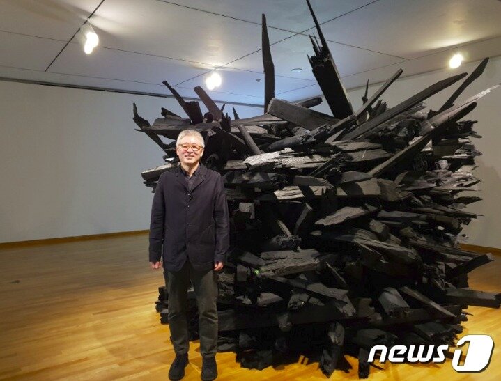 본문 이미지 - 조각가 정현이 10일 금호미술관에서 작품에 대해 설명하고 있다.ⓒ News1