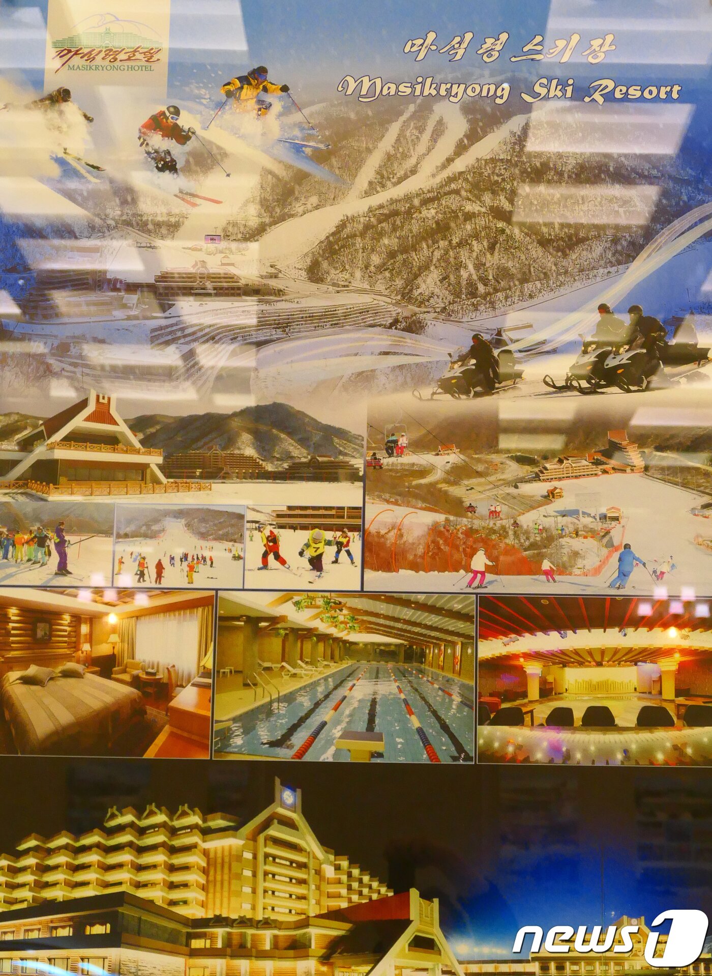 본문 이미지 - 2018년 3월 31일부터 4월 3일까지 북한 평양에서 남북평화 협력기원 남측 예술단 평양공연 '봄이 온다'가 진행됐다. 사진은 평양 고려호텔 2층 로비에 붙은 관광지 홍보물. 2018.4.10/뉴스1 ⓒ News1 평양공연 사진공동취재단