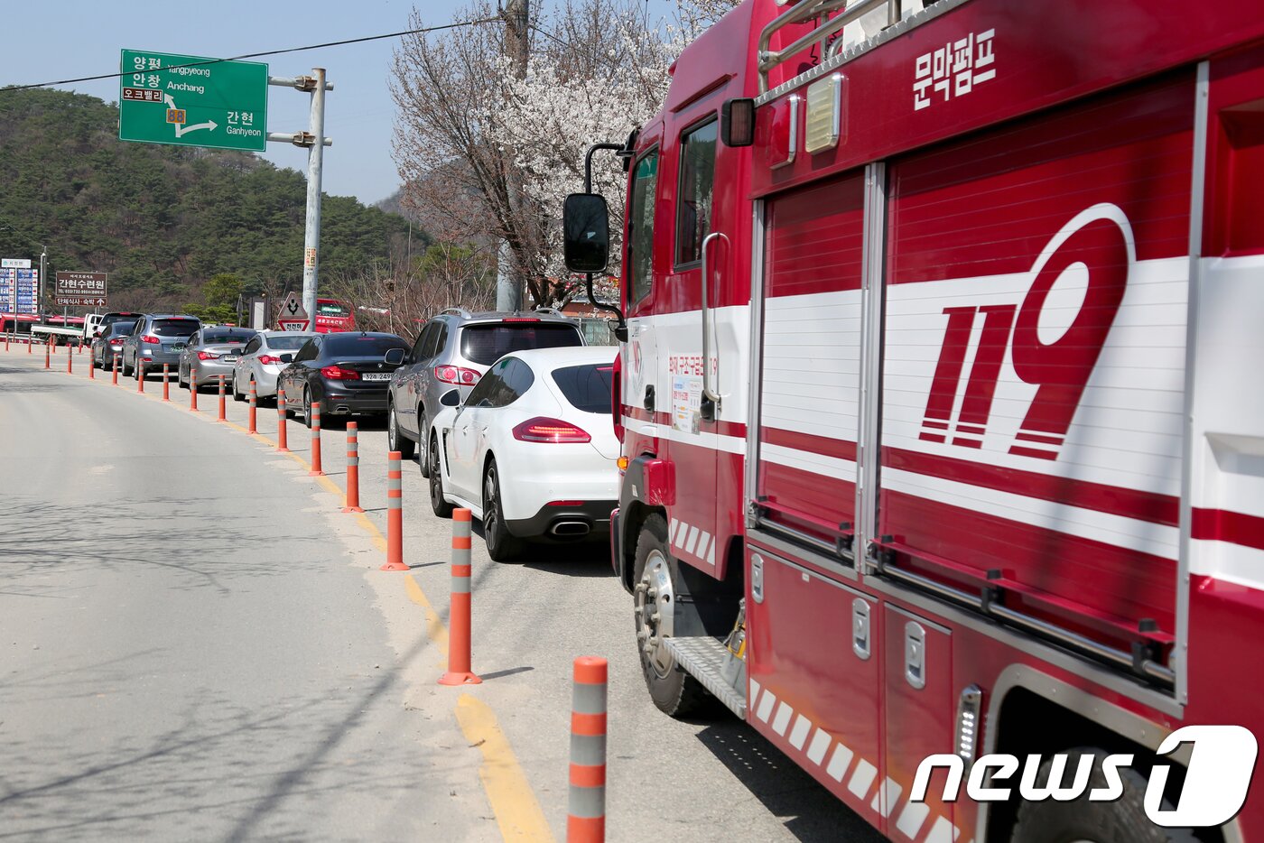 본문 이미지 - 10일 오전 강원 원주시 간현관광지 출렁다리에서 낙상사고가 발생해 소방차가 출동했으나 편도1차선의 좁은도로로 신속하게 진입이 불가능한 상황이다. 2018.4.10/뉴스1 ⓒ News1 김경석 기자