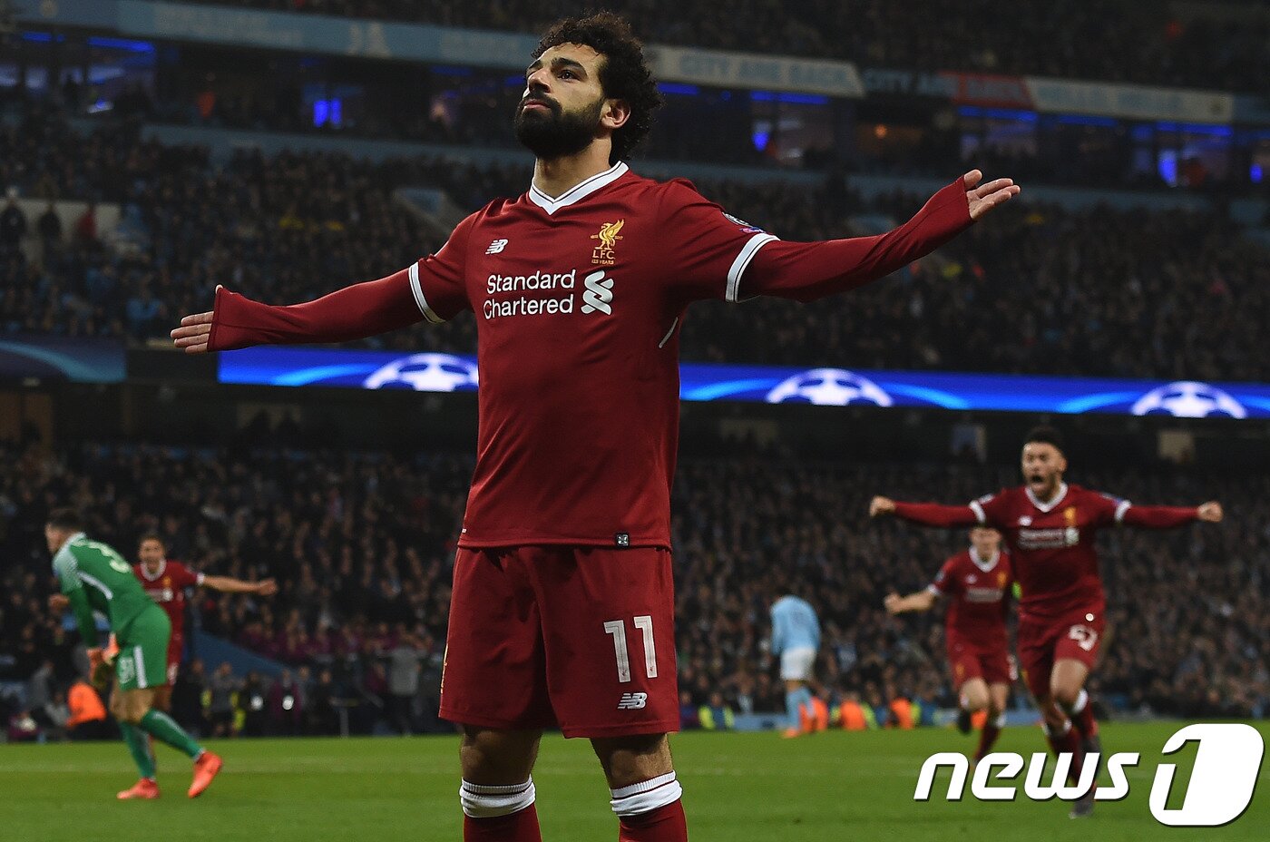 본문 이미지 - 리버풀의 모하메드 살라가 영국 맨체스터 에티하드 스타디움에서 열린 맨체스터 시티와의 2017-18시즌 UEFA 챔피언스리그 8강 2차전에서 득점 후 세리모니를 하고 있다. ⓒAFP=News1