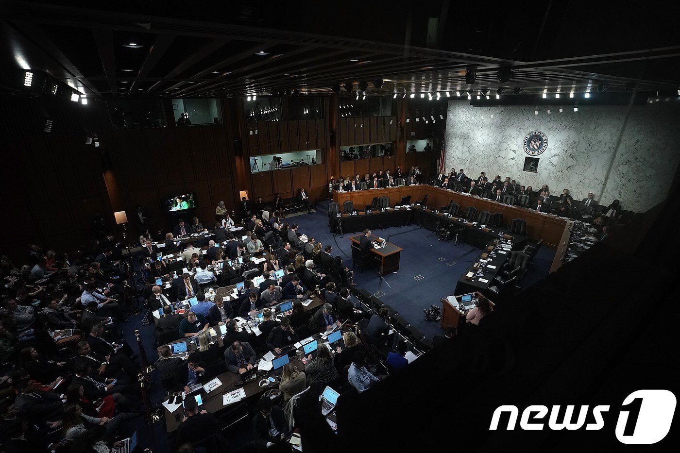 본문 이미지 - 10일(현지시간) 저커버그가 출석한 상원 법사위원회·상무위원회 합동 청문회의 모습. ⓒ AFP=뉴스1