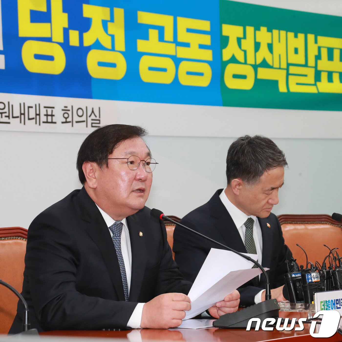 본문 이미지 - 김태년 더불어민주당 정책위의장(왼쪽)과 박능후 보건복지부 장관이 11일 서울 여의도 국회에서 열린 국립공공의료대학 설립 관련 당ㆍ정 공동정책발표에서 발언하고 있다. 2018.4.11/뉴스1 ⓒ News1 이동원 기자