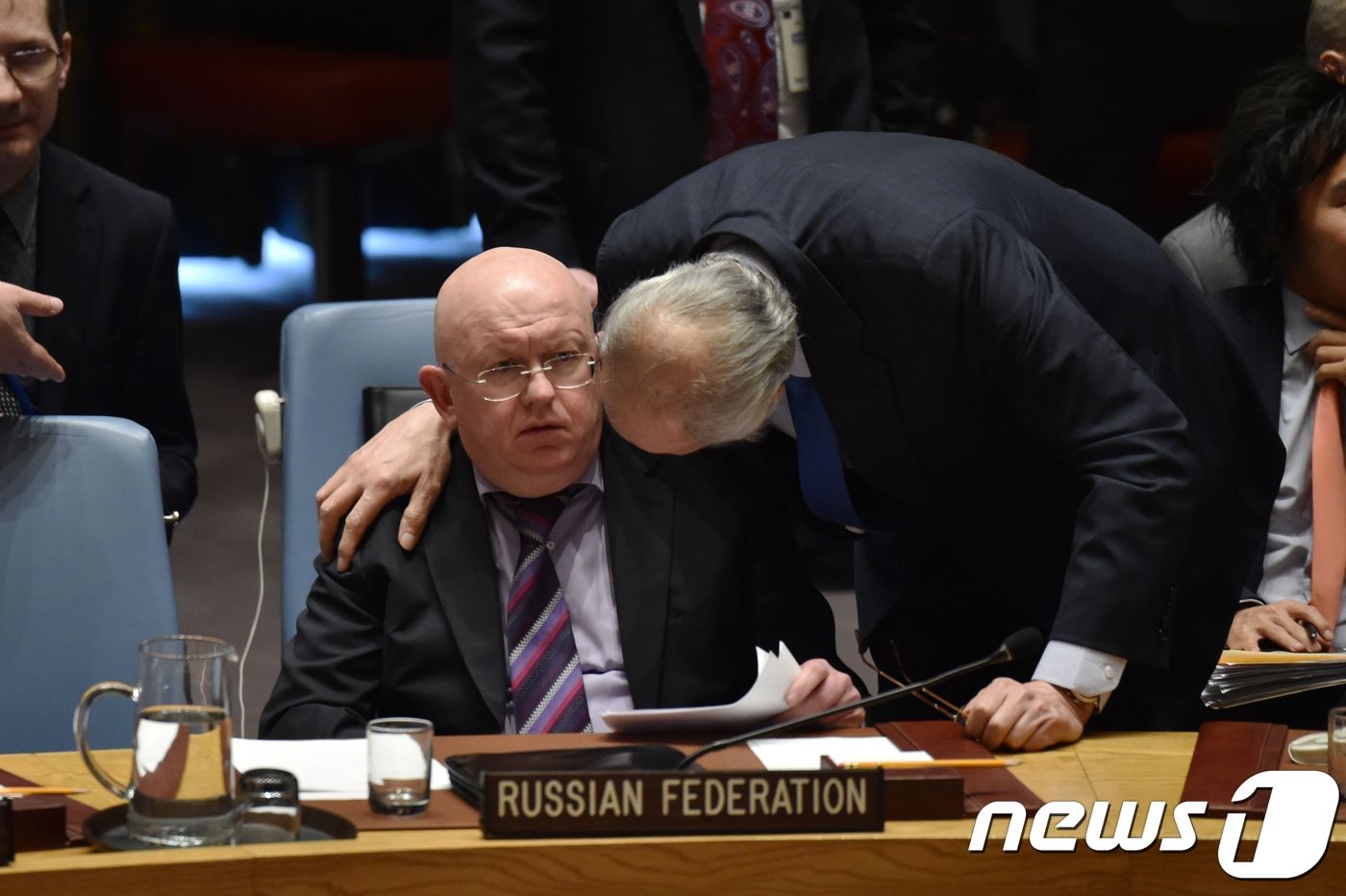 (뉴욕 AFP=뉴스1) 우동명 기자 = 바실리 네벤쟈 유엔 주재 러시아 대사가 10일(현지시간) ‘시리아 화학무기 결의안’을 논의하기 위해 뉴욕 유엔본부에서 열린 안전보장이사회 회 …